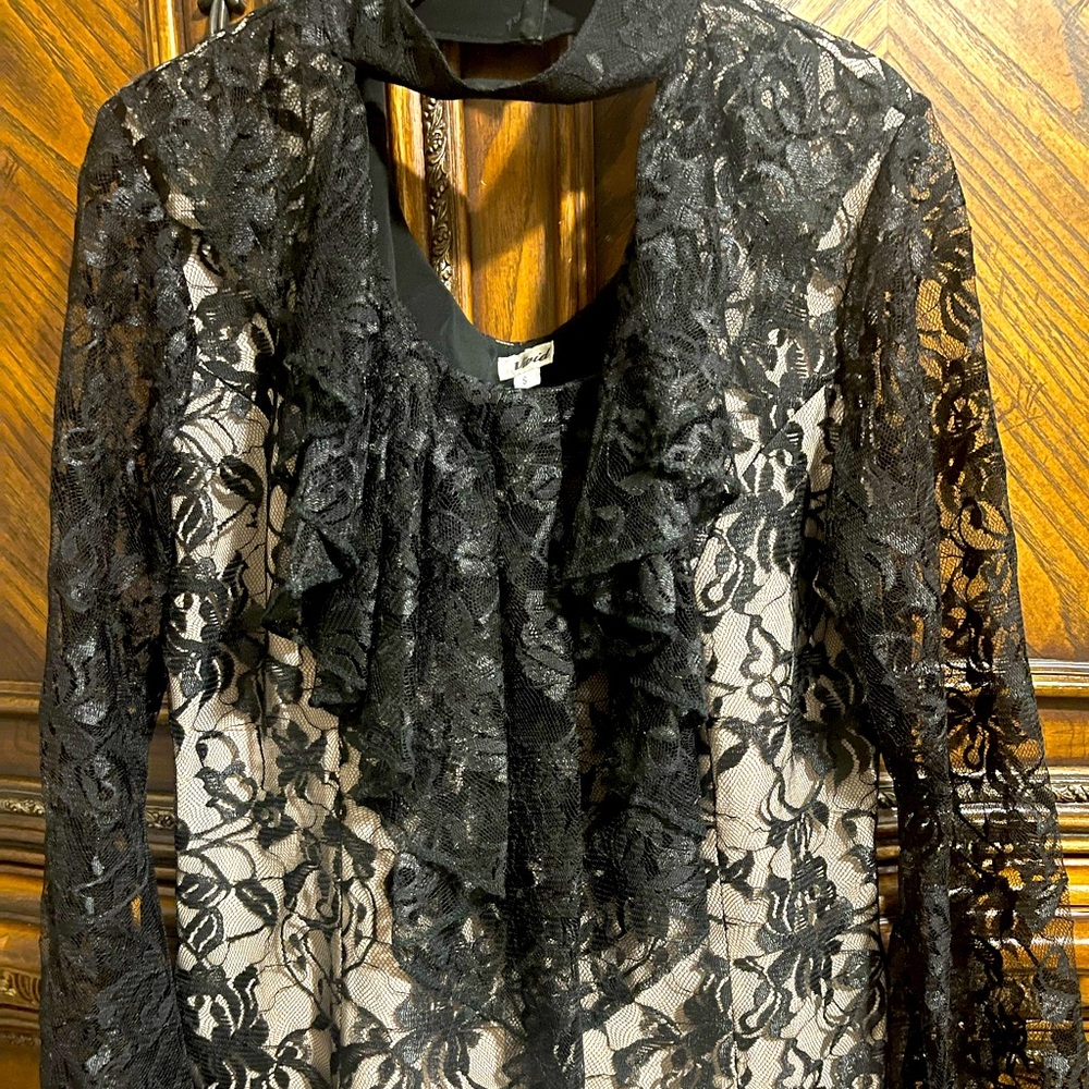 New without tag V-neck Lace-Sleeve Ruffle-Front Top, Size S.
